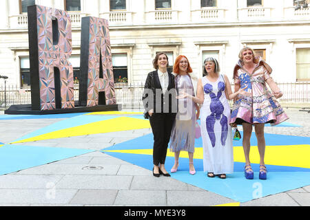 Londres, Royaume-Uni. 6 juin, 2018. Florence Perry, Philippa Perry, Grayson Perry, Royal Academy of Arts Exposition de l'été 2018 Aperçu Partie, Royal Academy of Arts, Londres, Royaume-Uni, 06 juin 2018, photo de Richard Goldschmidt : Riche de crédit Gold/Alamy Live News Banque D'Images