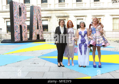 Londres, Royaume-Uni. 6 juin, 2018. Florence Perry, Philippa Perry, Grayson Perry, Royal Academy of Arts Exposition de l'été 2018 Aperçu Partie, Royal Academy of Arts, Londres, Royaume-Uni, 06 juin 2018, photo de Richard Goldschmidt : Riche de crédit Gold/Alamy Live News Banque D'Images