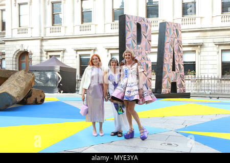 Londres, Royaume-Uni. 6 juin, 2018. Florence Perry, Philippa Perry, Grayson Perry, Royal Academy of Arts Exposition de l'été 2018 Aperçu Partie, Royal Academy of Arts, Londres, Royaume-Uni, 06 juin 2018, photo de Richard Goldschmidt : Riche de crédit Gold/Alamy Live News Banque D'Images