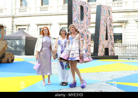 Londres, Royaume-Uni. 6 juin, 2018. Florence Perry, Philippa Perry, Grayson Perry, Royal Academy of Arts Exposition de l'été 2018 Aperçu Partie, Royal Academy of Arts, Londres, Royaume-Uni, 06 juin 2018, photo de Richard Goldschmidt : Riche de crédit Gold/Alamy Live News Banque D'Images