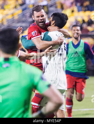Columbus, Ohio, USA. 6 juin 2018 : Chicago Fire gardien Richard Sanchez (45) celebrtes son jeu gagner gagner contre Columbus Crew SC gardien Logan Ketterer (30) avec l'avant l'incendie de Chicago Nemanja Nikolic (23) dans la région de Columbus, OH. Brent Clark/Alamy Live News Banque D'Images