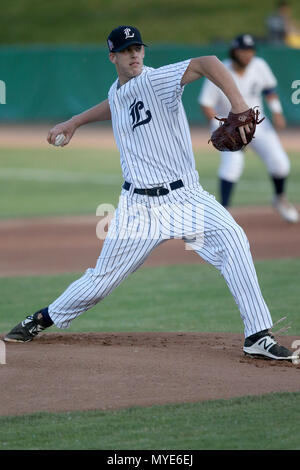 London, Ontario, Canada. 6 juin, 2018. Avec un plan de la bat Cleveland brownlee (35) pourrait lier les tous les temps home run record pour la London Majors avec 68 homeruns en saison régulière. Aujourd'Cleveland frapper la balle en profondeur pour la clôture, mais il sauta par dessus le mur pour une règle de double. La London Majors battre les cardinaux Hamilton 6-1 chez Labatt Park et prolonger leur série de victoires à 6 parties. Pitcher Dylan Brooks(41) gagnez un jeu complet d'abandonner 5 hits en 9 manches. Luc Durda/Alamy live news Banque D'Images