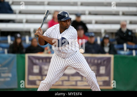 London, Ontario, Canada. 6 juin, 2018. Avec un plan de la bat Cleveland brownlee (35) pourrait lier les tous les temps home run record pour la London Majors avec 68 homeruns en saison régulière. Aujourd'Cleveland frapper la balle en profondeur pour la clôture, mais il sauta par dessus le mur pour une règle de double. La London Majors battre les cardinaux Hamilton 6-1 chez Labatt Park et prolonger leur série de victoires à 6 parties. Cleveland Brownlee (35) swngs les clôtures pour essayer de lier le temps Londres tous les Majors régulière saison record homerun. Luc Durda/Alamy live news Banque D'Images