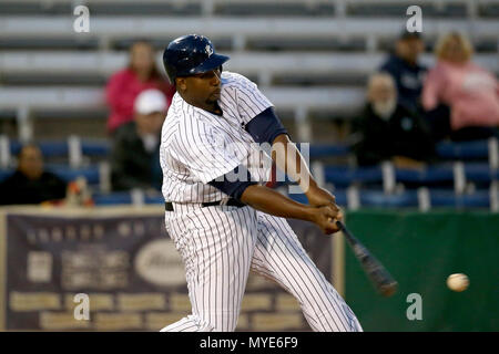 London, Ontario, Canada. 6 juin, 2018. Avec un plan de la bat Cleveland brownlee (35) pourrait lier les tous les temps home run record pour la London Majors avec 68 homeruns en saison régulière. Aujourd'Cleveland frapper la balle en profondeur pour la clôture, mais il sauta par dessus le mur pour une règle de double. La London Majors battre les cardinaux Hamilton 6-1 chez Labatt Park et prolonger leur série de victoires à 6 parties. Cleveland Brownlee (35) swngs les clôtures pour essayer de lier le temps Londres tous les Majors régulière saison record homerun. Luc Durda/Alamy live news Banque D'Images