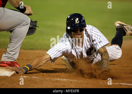 London, Ontario, Canada. 6 juin, 2018. Avec un plan de la bat Cleveland brownlee (35) pourrait lier les tous les temps home run record pour la London Majors avec 68 homeruns en saison régulière. Aujourd'Cleveland frapper la balle en profondeur pour la clôture, mais il sauta par dessus le mur pour une règle de double. La London Majors battre les cardinaux Hamilton 6-1 chez Labatt Park et prolonger leur série de victoires à 6 parties. Chris McQueen(6) glisse d'avant en arrière pour en première base. Luc Durda/Alamy live news Banque D'Images