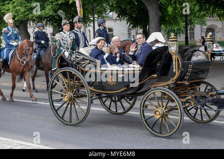 Stockholm, Suède. 6 juin, 2018. Cortège royal avec l'ensemble des membres adultes de la famille royale et certains de leurs enfants à la fête nationale suédoise. Strandvagen Crédit : Stefan Holm/Alamy Live News Banque D'Images