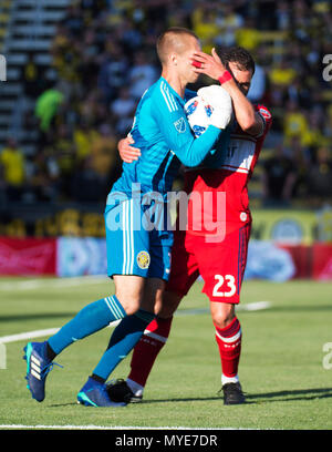 Columbus, Ohio, USA. 6 juin 2018 : Chicago Fire avant Nemanja Nikolic (23) et Columbus Crew SC gardien Logan Ketterer (30) lors de leur match à Columbus, OH, USA. Brent Clark/Alamy Live News Banque D'Images