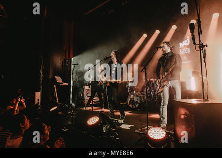 La Suisse, Zürich - 6 juin 2018. Le groupe de rock irlandais du Nord Snow Patrol effectue un concert live à l'NRJ Live Session au Kaufleuten à Zurich. Ici le chanteur et guitariste Gary Lightbody (C) est vu sur scène avec bassiste Paul Wilson (retour) et le guitariste Nathan Connolly (R). (Photo crédit : Gonzales Photo - Tilman Jentzsch). Gonzales : Crédit Photo/Alamy Live News Banque D'Images