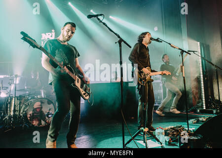 La Suisse, Zürich - 6 juin 2018. Le groupe de rock irlandais du Nord Snow Patrol effectue un concert live à l'NRJ Live Session au Kaufleuten à Zurich. Ici le chanteur et guitariste Gary Lightbody (C) est vu sur scène avec bassiste Paul Wilson (L) et le guitariste Nathan Connolly R(). (Photo crédit : Gonzales Photo - Tilman Jentzsch). Gonzales : Crédit Photo/Alamy Live News Banque D'Images