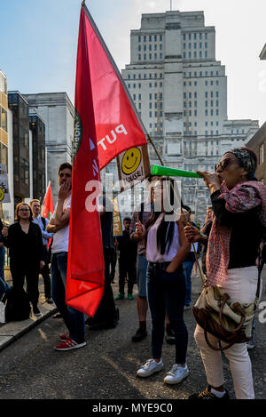 6 juin 2018 - Londres, Royaume-Uni. 6 mai 2018. Plus de 100 produits de nettoyage, les porteurs, les agents de sécurité, des hôtesses, des jardiniers, le personnel de la salle de post et le personnel de l'audiovisuel en grève aujourd'hui à l'Université de Londres, dans un quartier animé de rassemblement au Sénat Chambre avec des partisans. Le Syndicat des travailleurs indépendants de la Grande-Bretagne est le plus grand syndicat dans l'Université de Londres central, les bâtiments administratifs, mais ses membres n'y sont employés par un certain nombre d'entreprises de sous-traitance, le travail avec le pire de la vieillesse, de congés payés, congés maladie, maternité et paternité les droits salariaux et beaucoup plus susceptibles de souffrir d'intimidation, discrimin Banque D'Images