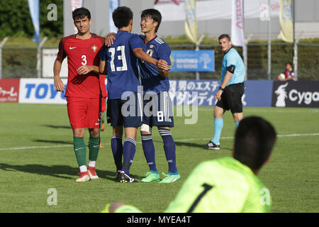 Ayase Ueda (JPN) célèbre avec son coéquipier Kaoru Mitoma # 8 après avoir marqué le but gagnant de la pénalité dans le temps additionnel de la seconde moitié comme Romain Correia (POR) au cours de la 2018 Tournoi de Toulon match du groupe C entre l'U-21 Japon 3-2 U-19 Portugal à Stade Jules Ladoumegue de Vitrolles, France, le 31 mai 2018. (Photo de bla) Banque D'Images