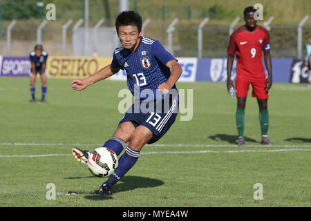 Ayase Ueda (JPN) marque le but gagnant de la pénalité dans le temps additionnel de la deuxième moitié au cours de la 2018 Tournoi de Toulon match du groupe C entre l'U-21 Japon 3-2 U-19 Portugal à Stade Jules Ladoumegue de Vitrolles, France, le 31 mai 2018. (Photo de bla) Banque D'Images