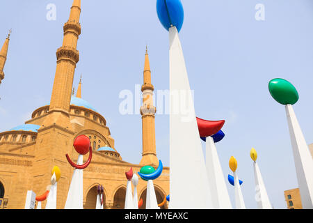 Beyrouth Liban 7 juin 2018 décorations islamique s'affichent dans la Place des Martyrs à Beyrouth avant de Mohammed Al Amin mosque pour commémorer le mois du Ramadan qui se termine le 15 juin. Traditionnellement, le ramadan tombe le neuvième mois du calendrier islamique, et est observé par les musulmans du monde entier comme un mois de jeûne (Saoum) pour commémorer la première révélation du Coran au prophète Muhammad Crédit : amer ghazzal/Alamy Live News Banque D'Images