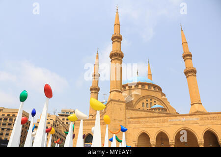 Beyrouth Liban 7 juin 2018 décorations islamique s'affichent dans la Place des Martyrs à Beyrouth avant de Mohammed Al Amin mosque pour commémorer le mois du Ramadan qui se termine le 15 juin. Traditionnellement, le ramadan tombe le neuvième mois du calendrier islamique, et est observé par les musulmans du monde entier comme un mois de jeûne (Saoum) pour commémorer la première révélation du Coran au prophète Muhammad Crédit : amer ghazzal/Alamy Live News Banque D'Images