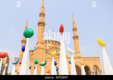 Beyrouth Liban 7 juin 2018 décorations islamique s'affichent dans la Place des Martyrs à Beyrouth avant de Mohammed Al Amin mosque pour commémorer le mois du Ramadan qui se termine le 15 juin. Traditionnellement, le ramadan tombe le neuvième mois du calendrier islamique, et est observé par les musulmans du monde entier comme un mois de jeûne (Saoum) pour commémorer la première révélation du Coran au prophète Muhammad Crédit : amer ghazzal/Alamy Live News Banque D'Images