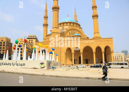 Beyrouth Liban 7 juin 2018 décorations islamique s'affichent dans la Place des Martyrs à Beyrouth avant de Mohammed Al Amin mosque pour commémorer le mois du Ramadan qui se termine le 15 juin. Traditionnellement, le ramadan tombe le neuvième mois du calendrier islamique, et est observé par les musulmans du monde entier comme un mois de jeûne (Saoum) pour commémorer la première révélation du Coran au prophète Muhammad Crédit : amer ghazzal/Alamy Live News Banque D'Images