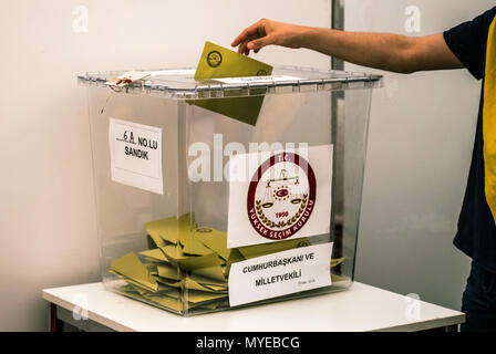 7 juin 2018, Frankfurt am Main, Allemagne : un homme jette son bulletin de vote au consulat général turc. 1, 4 millions de Turcs vivant en Allemagne peuvent voter pour les élections présidentielles et parlementaires du 7 au 19 juin. Photo : Andreas Arnold/dpa Banque D'Images