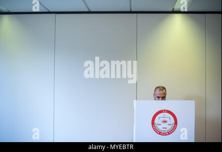 07 Juin 2018g, Stuttgart, Allemagne : Un homme se tient dans le bureau de vote pour les élections parlementaires et présidentielles. En Turquie d'ici la fin du mois d'élections parlementaires et présidentielles auront lieu. 1,4 millions de Turcs en Allemagne peuvent commencer à voter le 7 juin 2018 et jusqu'au 19 juin 2018. Photo : Sebastian Gollnow/dpa Banque D'Images