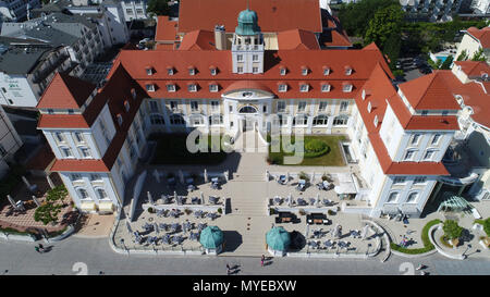 Binz, Allemagne. 07 juin 2018, vue de la promenade de la plage avec ses villas, hôtels et spa de l'île Rügen par la mer de l'Est. (Vue aérienne d'un drone). La météo Super permet au caissiers d'hôtels et les propriétaires d'un grand nombre de sonnerie. Premier rapport hôtels réservé-out de capacités pour l'prochain week-end. Par le week-end, l'été, les températures devraient se poursuivre dans le nord. Photo : Stefan Sauer/dpa dpa : Crédit photo alliance/Alamy Live News Banque D'Images