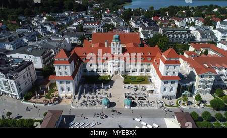 Binz, Allemagne. 07 juin 2018, vue de la promenade de la plage avec ses villas, hôtels et spa de l'île Rügen par la mer de l'Est. (Vue aérienne d'un drone). La météo Super permet au caissiers d'hôtels et les propriétaires d'un grand nombre de sonnerie. Premier rapport hôtels réservé-out de capacités pour l'prochain week-end. Par le week-end, l'été, les températures devraient se poursuivre dans le nord. Photo : Stefan Sauer/dpa dpa : Crédit photo alliance/Alamy Live News Banque D'Images