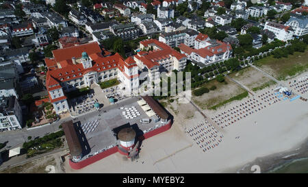 Binz, Allemagne. 07 juin 2018, vue de la promenade de la plage avec ses villas et hôtels à l'île de Rügen par la mer de l'Est. (Vue aérienne d'un drone). La météo Super permet au caissiers d'hôtels et les propriétaires d'un grand nombre de sonnerie. Premier rapport hôtels réservé-out de capacités pour l'prochain week-end. Par le week-end, l'été, les températures devraient se poursuivre dans le nord. Photo : Stefan Sauer/dpa dpa : Crédit photo alliance/Alamy Live News Banque D'Images