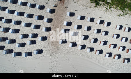 Binz, Allemagne. 07 juin 2018, chaises de plage sont dans la région de la mer Baltique resort sur l'île de Rügen sur la plage. (Vue aérienne d'un drone). La météo Super permet au caissiers d'hôtels et les propriétaires d'un grand nombre de sonnerie. Premier rapport hôtels réservé-out de capacités pour l'prochain week-end. Par le week-end, l'été, les températures devraient se poursuivre dans le nord. Photo : Stefan Sauer/dpa dpa : Crédit photo alliance/Alamy Live News Banque D'Images