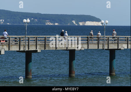 Binz, Allemagne. 07 juin 2018, Toursitst visiter la plage de l'île de Rügen. La météo Super permet au caissiers d'hôtels et les propriétaires d'un grand nombre de sonnerie, compte tenu de la somme d'argent qui se met en eux. Premier rapport hôtels réservé-out de capacités pour l'prochain week-end. Par le week-end, l'été, les températures devraient se poursuivre dans le nord. Photo : Stefan Sauer/dpa dpa : Crédit photo alliance/Alamy Live News Banque D'Images