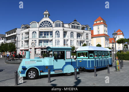 Binz, Allemagne. 07 juin 2018, la station railway s'exécute dans la rue principale de la station balnéaire sur l'île de Rügen. La météo Super permet au caissiers d'hôtels et les propriétaires d'un grand nombre de sonnerie. Premier rapport hôtels réservé-out de capacités pour l'prochain week-end. Par le week-end, l'été, les températures devraient se poursuivre dans le nord. Photo : Stefan Sauer/dpa dpa : Crédit photo alliance/Alamy Live News Banque D'Images