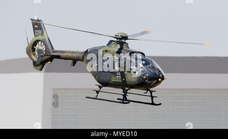 07 juin 2018, l'Allemagne, Wunstorf : Un hélicoptère H145M d'Airbus en vol à la base aérienne de Wunstorf, près de Hanovre. Photo : Julian Stratenschulte/dpa Banque D'Images