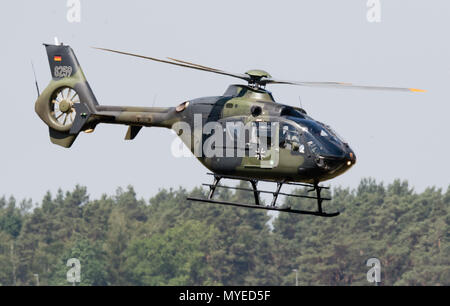 07 juin 2018, l'Allemagne, Wunstorf : Un hélicoptère H145M d'Airbus en vol à la base aérienne de Wunstorf, près de Hanovre. Photo : Julian Stratenschulte/dpa Banque D'Images