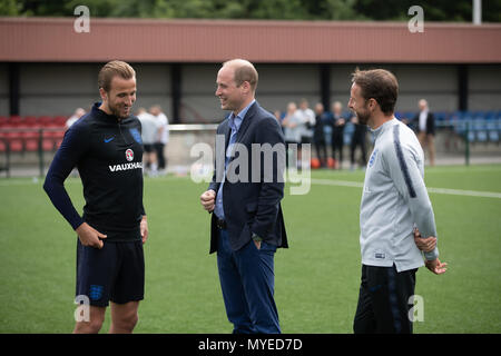 Leeds, Grande-Bretagne. 7 juin, 2018. Le Prince William (C) répond à l'Angleterre manager Gareth Southgate (R) avec le Capitaine Harry Kane (L) et le reste de l'équipe de football de l'Angleterre à West Riding County Football Association qui se préparent à la Coupe du Monde FIFA 2018 à Leeds, Grande-Bretagne le 7 juin 2018. L'Angleterre squad est la formation avant leur match d'échauffement avec le Costa Rica à Elland Road, Leeds jeudi soir. Credit : Piscine/Xinhua/Alamy Live News Banque D'Images