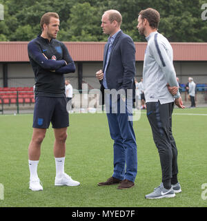 Leeds, Grande-Bretagne. 7 juin, 2018. Le Prince William (C) répond à l'Angleterre manager Gareth Southgate (R) avec le Capitaine Harry Kane (L) et le reste de l'équipe de football de l'Angleterre à West Riding County Football Association qui se préparent à la Coupe du Monde FIFA 2018 à Leeds, Grande-Bretagne le 7 juin 2018. L'Angleterre squad est la formation avant leur match d'échauffement avec le Costa Rica à Elland Road, Leeds jeudi soir. Credit : Piscine/Xinhua/Alamy Live News Banque D'Images