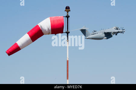 07 juin 2018, l'Allemagne, Wunstorf : un Airbus A400M décolle à Wunstorf airbase, près de Hanovre. Photo : Julian Stratenschulte/dpa Banque D'Images