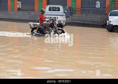 D'Aden, au Yémen. 7 juin, 2018. Un citoyen à travers une route de flaques dans Mansourah, le Yémen, le 7 juin 2018. Credit : Murad Abdu/Xinhua/Alamy Live News Banque D'Images