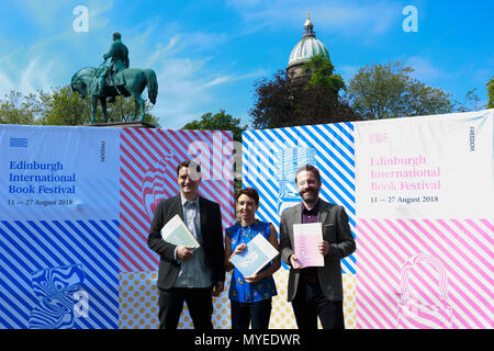 Edimbourg, Ecosse. UK. 7 juin 2018. Appuyez sur appel pour lancer le programme Edinburgh International Book Festival 2018 à Charlotte Square Gardens. Nick l'orge, Directeur, Edinburgh International Book Festival, Janet Smyth, directeur des Programmes d'éducation et de l'enfant, Edinburgh International Book Festival et Roland Gulliver, Directeur Associé, Edinburgh International Book Festival. Pako Mera/Alamy Live News Banque D'Images