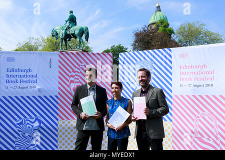 Edimbourg, Ecosse. UK. 7 juin 2018. Appuyez sur appel pour lancer le programme Edinburgh International Book Festival 2018 à Charlotte Square Gardens. Nick l'orge, Directeur, Edinburgh International Book Festival, Janet Smyth, directeur des Programmes d'éducation et de l'enfant, Edinburgh International Book Festival et Roland Gulliver, Directeur Associé, Edinburgh International Book Festival. Pako Mera/Alamy Live News Banque D'Images