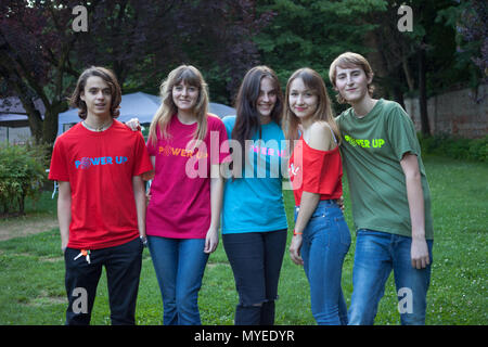 Monza, Italie. Juin 2018, 5ème. Barth Italia charity event : adolescents modèles montrent les vêtements conçus au bénéfice du Barth syndrome association Credit : paysages italiens/Alamy Live News Banque D'Images