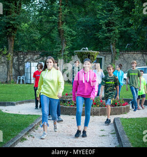 Monza, Italie. Juin 2018, 5ème. Barth Italia charity event : adolescents modèles montrent les vêtements conçus au bénéfice du Barth syndrome association Credit : paysages italiens/Alamy Live News Banque D'Images