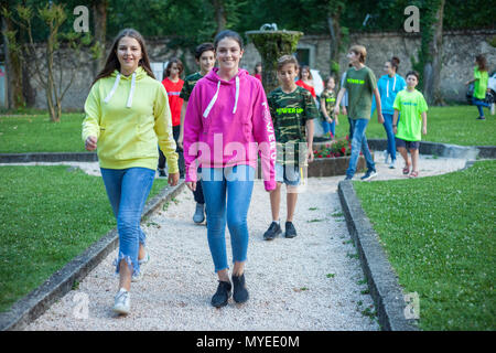 Monza, Italie. Juin 2018, 5ème. Barth Italia charity event : adolescents modèles montrent les vêtements conçus au bénéfice du Barth syndrome association Credit : paysages italiens/Alamy Live News Banque D'Images