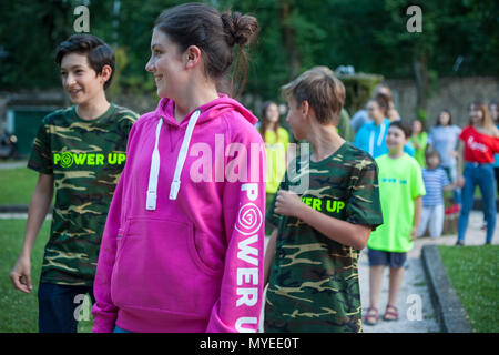 Monza, Italie. Juin 2018, 5ème. Barth Italia charity event : adolescents modèles montrent les vêtements conçus au bénéfice du Barth syndrome association Credit : paysages italiens/Alamy Live News Banque D'Images