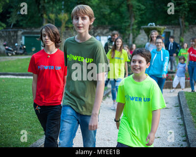 Monza, Italie. Juin 2018, 5ème. Barth Italia charity event : adolescents modèles montrent les vêtements conçus au bénéfice du Barth syndrome association Credit : paysages italiens/Alamy Live News Banque D'Images