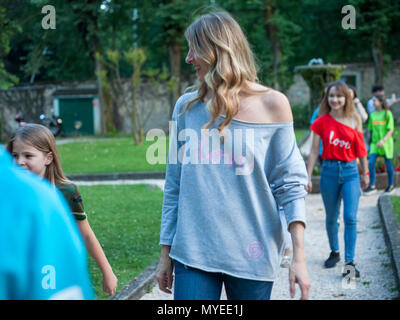 Monza, Italie. Juin 2018, 5ème. Barth Italia charity event : adolescents modèles montrent les vêtements conçus au bénéfice du Barth syndrome association Credit : paysages italiens/Alamy Live News Banque D'Images