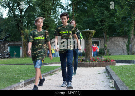 Monza, Italie. Juin 2018, 5ème. Barth Italia charity event : adolescents modèles montrent les vêtements conçus au bénéfice du Barth syndrome association Credit : paysages italiens/Alamy Live News Banque D'Images