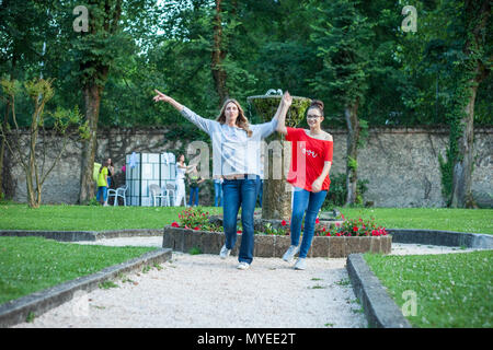 Monza, Italie. Juin 2018, 5ème. Barth Italia charity event : adolescents modèles montrent les vêtements conçus au bénéfice du Barth syndrome association Credit : paysages italiens/Alamy Live News Banque D'Images