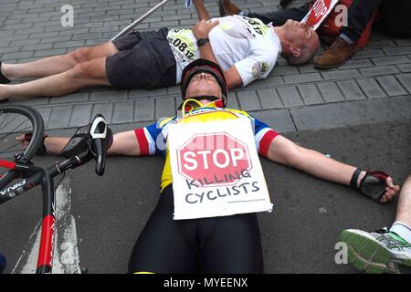 London,UK. 7 juin 2018. Un : 'Die In' à l'extérieur de l'hôtel de ville de Woolwich, au Sud- Est de Londres des routes plus sécuritaires dans l'Arrondissement de Greenwich. Deux cyclistes ont perdu la vie sur la même route en mai 2018 après une collision avec un poids lourds. :Claire Doherty/Alamy Live News Crédit : claire doherty/Alamy Live News Banque D'Images