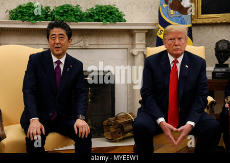 Le Président des Etats-Unis, Donald J. Trump rencontre le Premier ministre japonais Shinzo Abe dans le bureau ovale de la Maison Blanche le 7 juin 2018 à Washington, DC. Crédit : Yuri Gripas/piscine par CNP /MediaPunch Banque D'Images