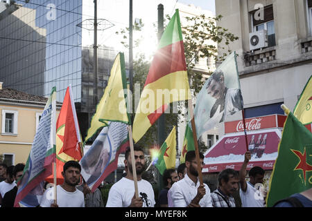 Vu les Kurdes et le Kurdistan holding banner drapeaux pendant la démonstration. Des centaines de personnes ont pris part à une manifestation à la demande de la journaliste kurde Turgut Kayas qui est actuellement en détention par le gouvernement turc. Les manifestants exigent la libération immédiate de Turgut Kayas. Banque D'Images