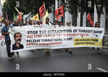 Vu les Kurdes et le Kurdistan holding banner drapeaux pendant la démonstration. Des centaines de personnes ont pris part à une manifestation à la demande de la journaliste kurde Turgut Kayas qui est actuellement en détention par le gouvernement turc. Les manifestants exigent la libération immédiate de Turgut Kayas. Banque D'Images