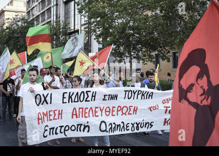 Vu les Kurdes et le Kurdistan holding banner drapeaux pendant la démonstration. Des centaines de personnes ont pris part à une manifestation à la demande de la journaliste kurde Turgut Kayas qui est actuellement en détention par le gouvernement turc. Les manifestants exigent la libération immédiate de Turgut Kayas. Banque D'Images