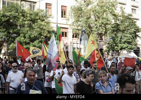 Athènes, Grèce. 7 juin, 2018. Vu les Kurdes et le Kurdistan holding banner drapeaux pendant la manifestation.Des centaines de personnes ont pris part à une manifestation à la demande de la journaliste kurde Turgut Kayas qui est actuellement en détention par le gouvernement turc. Les manifestants exigent la libération immédiate de Turgut Kayas. Credit : Nikolas Joao/Kokovlis SOPA Images/ZUMA/Alamy Fil Live News Banque D'Images